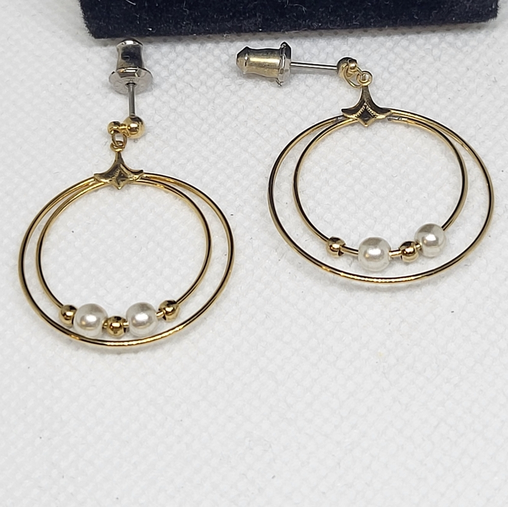 Elegant Gold and Pearl Hoop Earrings